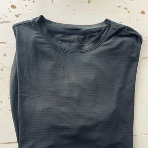 MENS LULULEMON TRAINER T SHIRT- Size L